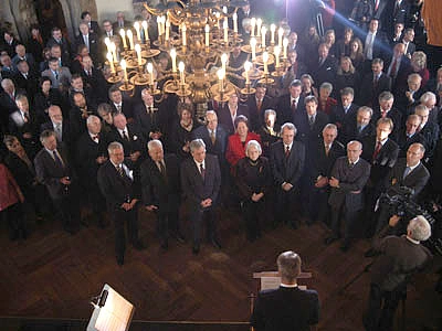 Festredner Thomas Reiter (vorne) w&auml;hrend seiner Ansprache in der Oberen Halle.