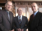 Bürgerschaftspräsident Christian Weber (Mitte) mit dem Pressessprecher der Hochschule für Künste, Klaus Schloesser (links) und Landesdenkmalpfleger Prof. Dr. Georg Skalecki.