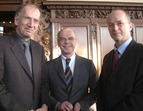 Bürgerschaftspräsident Christian Weber (Mitte) mit dem Pressessprecher der Hochschule für Künste, Klaus Schloesser (links) und Landesdenkmalpfleger Prof. Dr. Georg Skalecki.
