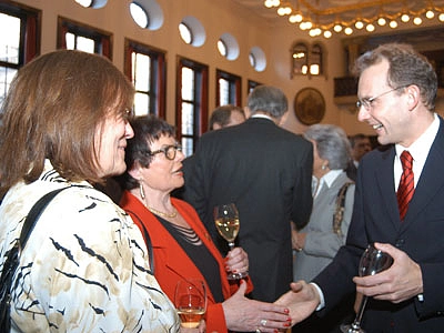 Der CDU-Fraktionsvorsitzende Thomas R&ouml;wekamp tauscht sich angeregt im Festsaal aus.