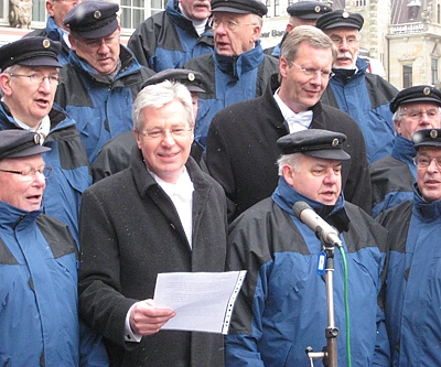 B&uuml;rgermeister Jens B&ouml;hrnsen und Ministerpr&auml;sident Christian Wulff singen gemeinsam mit dem Shantychor Brinkum
