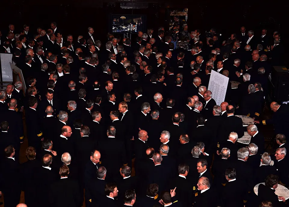 Die G&auml;ste wechseln vom Festsaal in die Obere Rathaushalle