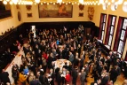 Viele Gäste nutzen die Gelegenheit zu angeregten Gesprächen im Festsaal