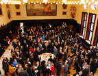 Viele Gäste nutzen die Gelegenheit zu angeregten Gesprächen im Festsaal