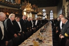 Die Gäste der 468. Schaffermahlzeit nehmen Platz in der Oberen Rathaushalle