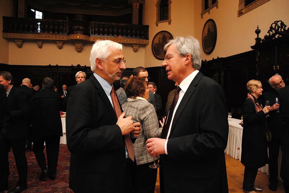 B&uuml;rgermeister Jens B&ouml;hrnsen (re.) und Konrad Elmsh&auml;user, Leiter des Bremer Staatsarchivs im Gespr&auml;ch