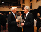 Bürgermeister Jens Böhrnsen (re.) und Konrad Elmshäuser, Leiter des Bremer Staatsarchivs im Gespräch