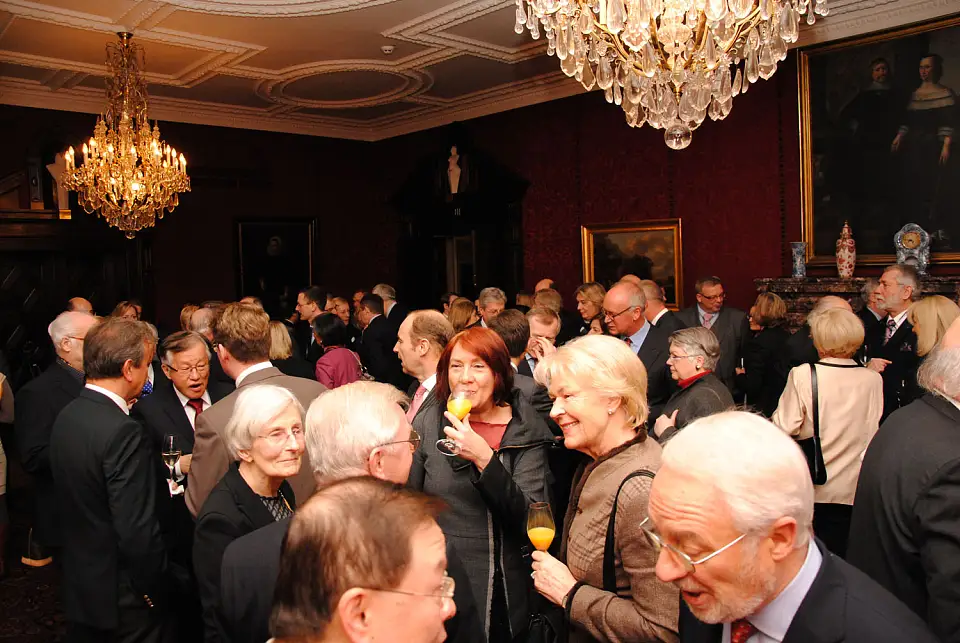 Im Kaminsaal des Neuen Rathauses treffen sich die Mitglieder des Konsularischen Korps zum Neujahrsempfang