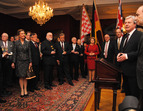 Bürgermeister Jens Böhrnsen begrüßt die Gäste des Konsularischen Korps