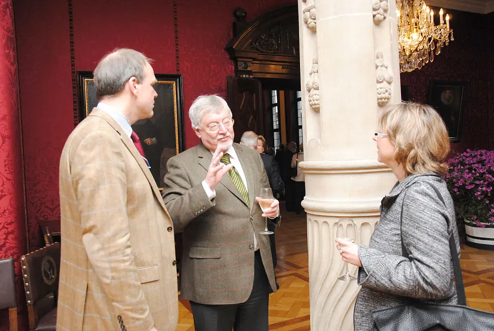 Wilhelm Tacke (Mitte) erl&auml;utert Details aus seinem neuen Rathausbuch