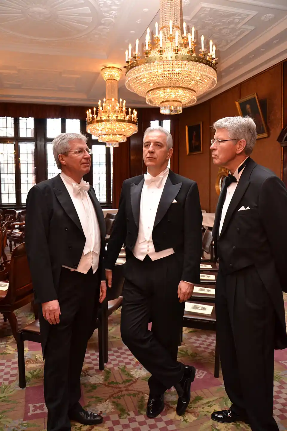 B&uuml;rgermeister Jens B&ouml;hrnsen (li.) zeigt Ministerpr&auml;sident Stanislaw Tillich (Mitte) und dem Vorsteher von Haus Seefahrt, Dr. Jens Meier-Hedde den Senatssaal