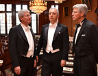 Bürgermeister Jens Böhrnsen (li.) zeigt Ministerpräsident Stanislaw Tillich (Mitte) und dem Vorsteher von Haus Seefahrt, Dr. Jens Meier-Hedde den Senatssaal
