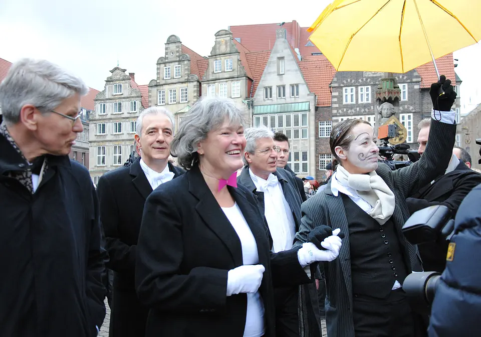 Phantasievolle Demo auf dem Marktplatz: Frauen protestieren mit pinken Fliegen  f&uuml;r die Beteiligung an der Schaffermahlzeit