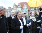 Phantasievolle Demo auf dem Marktplatz: Frauen protestieren mit pinken Fliegen  für die Beteiligung an der Schaffermahlzeit