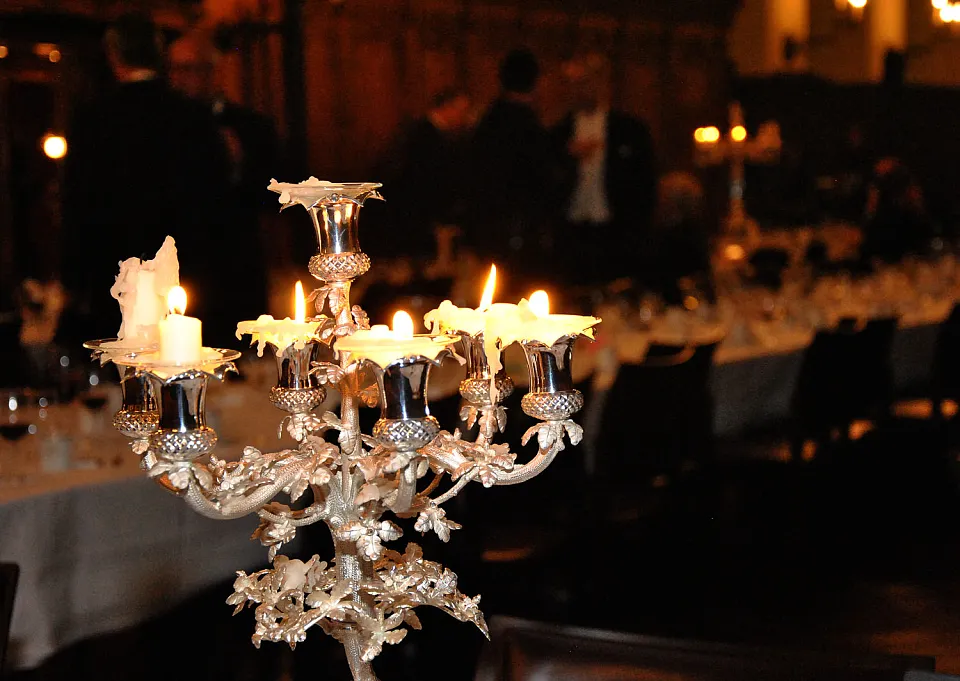 Am Ende der f&uuml;nfst&uuml;ndigen Schaffermahlzeit brennen nur noch die Reste der Kerzen