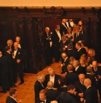 Die Jugendlichen warten auf den Einmarsch zum Seefahrtsball