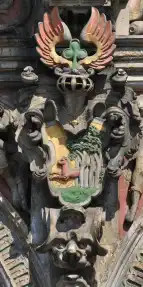 Auf dem ersten Wappen ist Hinrich Zobels (1539- 1615) dargestellt. Er war ab 1593 Ratsherr und wurde 1597 zum Bürgermeister gewählt.