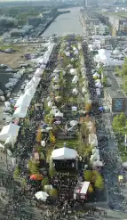 Blick auf die Ländermeile aus dem 21. Stock des Weser Towers (3.10.2010)