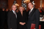 Bürgermeister Jens Böhrnsen und seine Lebensgefährtin Birgit Rüst mit dem Präsidenten der Unternehmensverbände im Lande Bremen e. V. Ingo Kramer (01.10.2010)