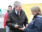 Bürgermeister Jens Böhrnsen verteilte Autogramme auf der Ländermeile (02.10.2010)