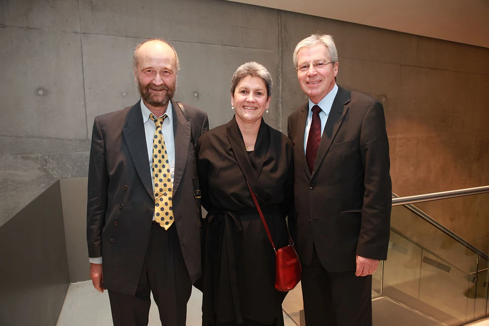 B&uuml;rgermeister Jens B&ouml;hrnsen mit den Einheitspreistr&auml;gern Frau Libuse Cerna und Herrn Tilmann Rothermel (02.10.2010)