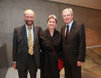 Bürgermeister Jens Böhrnsen mit den Einheitspreisträgern Frau Libuse Cerna und Herrn Tilmann Rothermel (02.10.2010)
