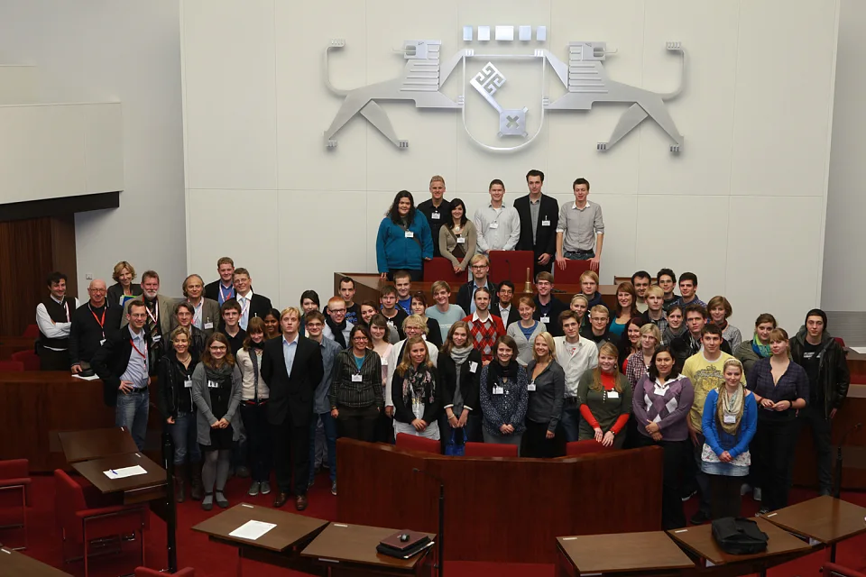 Die Teilnehmer des Jugendparlamentes, das anl. des Tags der Deutschen Einheit in der Bremer B&uuml;rgerschaft tagte (02.10.2010)