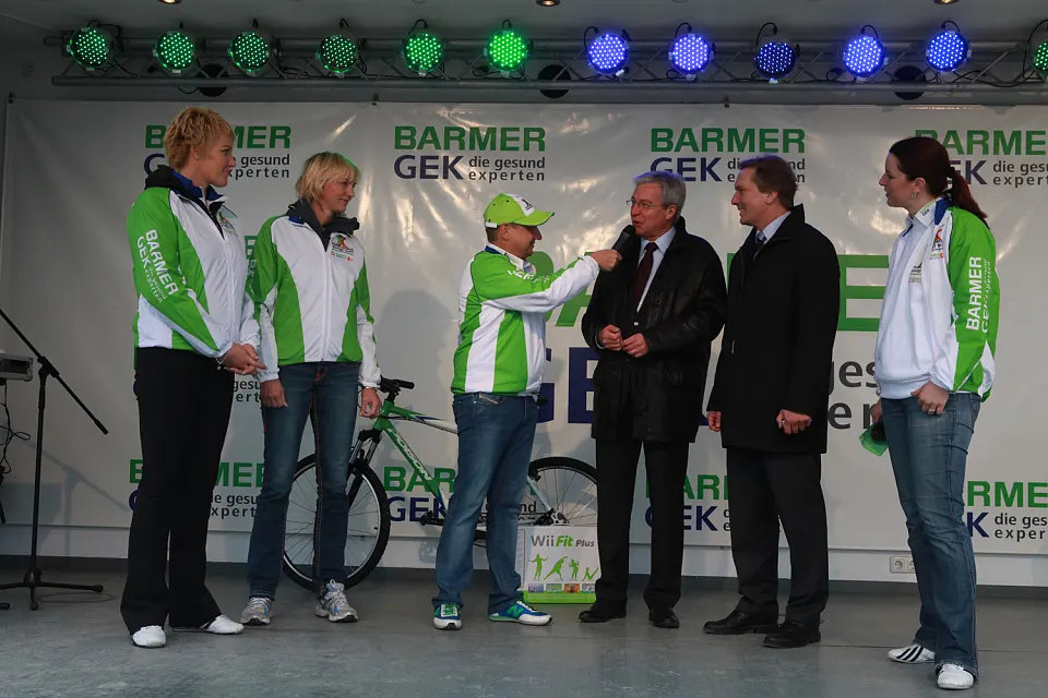 B&uuml;rgermeister Jens B&ouml;hrnsen auf der B&uuml;hne von Barmer GEK, den Initiatoren von Bremen bewegt sich!, gemeinsam mit prominenten Sportlern (02.10.2010)