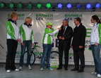 Bürgermeister Jens Böhrnsen auf der Bühne von Barmer GEK, den Initiatoren von Bremen bewegt sich!, gemeinsam mit prominenten Sportlern (02.10.2010)