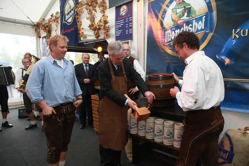 B&uuml;rgermeister Jens B&ouml;hrnsen beim Fassanstich im Bayern-Pavillon auf der L&auml;ndermeile (02.10.2010)