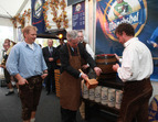 Bürgermeister Jens Böhrnsen beim Fassanstich im Bayern-Pavillon auf der Ländermeile (02.10.2010)