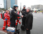 Bürgermeister Jens Böhrnsen begrüßt zwei Polizisten, die mit Segways auf der Ländermeile Streife fahren (02.10.2010)