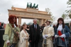 Bürgermeister Jens Böhrnsen mit Schauspielern in Rokkoko-Kostümen vor dem nachgebauten Brandenburger Tor (02.10.2010)