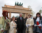 Bürgermeister Jens Böhrnsen mit Schauspielern in Rokkoko-Kostümen vor dem nachgebauten Brandenburger Tor (02.10.2010)