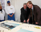 Bürgermeister Jens Böhrnsen und der Oberbürgermeister Jörg Schulz schneiden die Bremerhaven-Torte der Bäckerei Brüser an (02.10.2010)