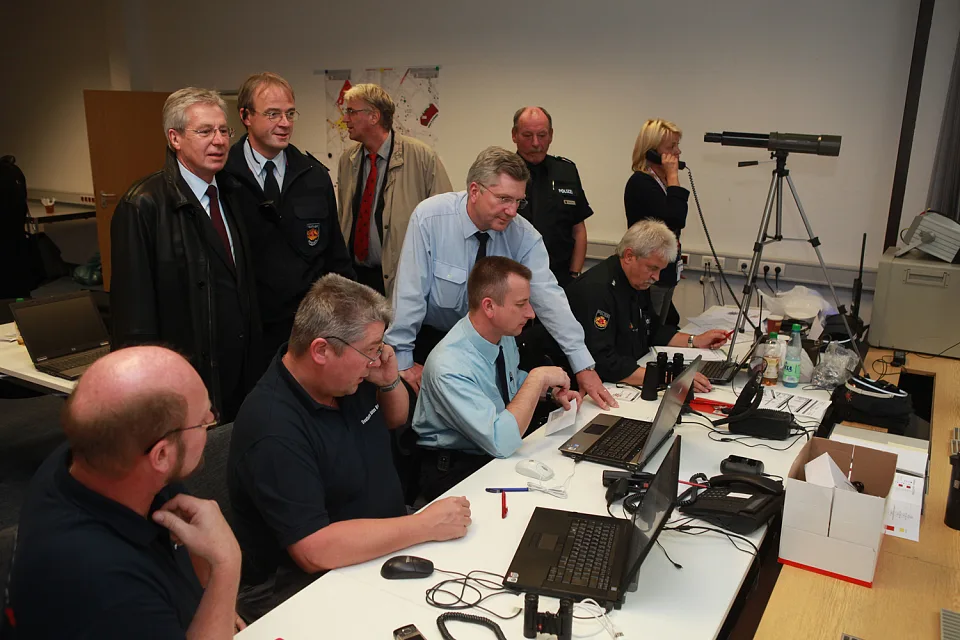 Auch dem Lagezentrum am Kaffeequartier stattete der B&uuml;rgermeister einen Besuch ab (02.10.2010)