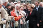 Bundeskanzlerin Angela Merkel bei der Begegnung mit Bürgern auf dem Bremer Marktplatz (03.10.2010)