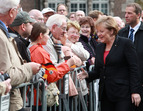 Bundeskanzlerin Angela Merkel bei der Begegnung mit Bürgern auf dem Bremer Marktplatz (03.10.2010)