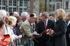 Bundespräsident Christian Wulff signiert ein Buch (03.10.2010)