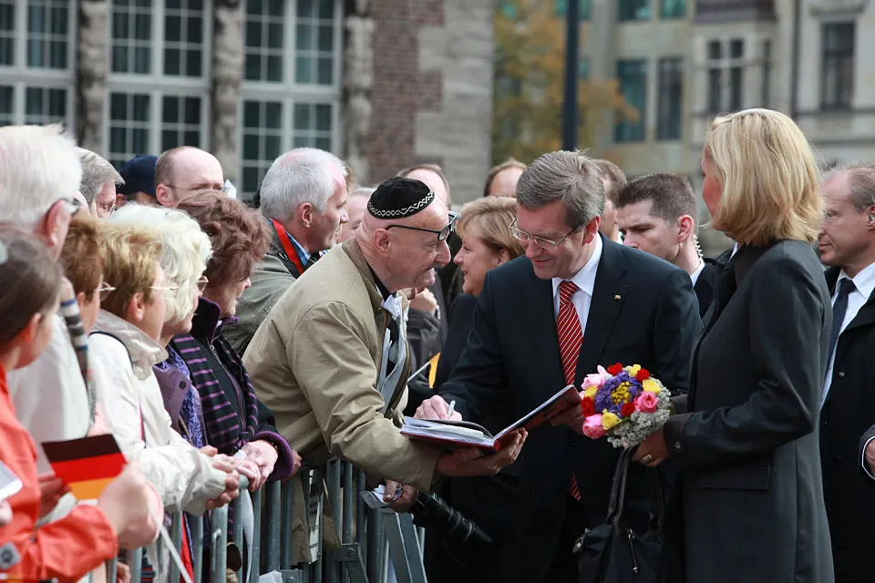 Bundespr&auml;sident Christian Wulff signiert ein Buch (03.10.2010)