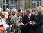 Bundespräsident Christian Wulff signiert ein Buch (03.10.2010)