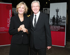 Jens Böhrnsen und Birgit Rüst in der Ausstellung Blick / Wechsel im Bremer Rathaus  (Untere Rathaushalle, 03.10.2010)