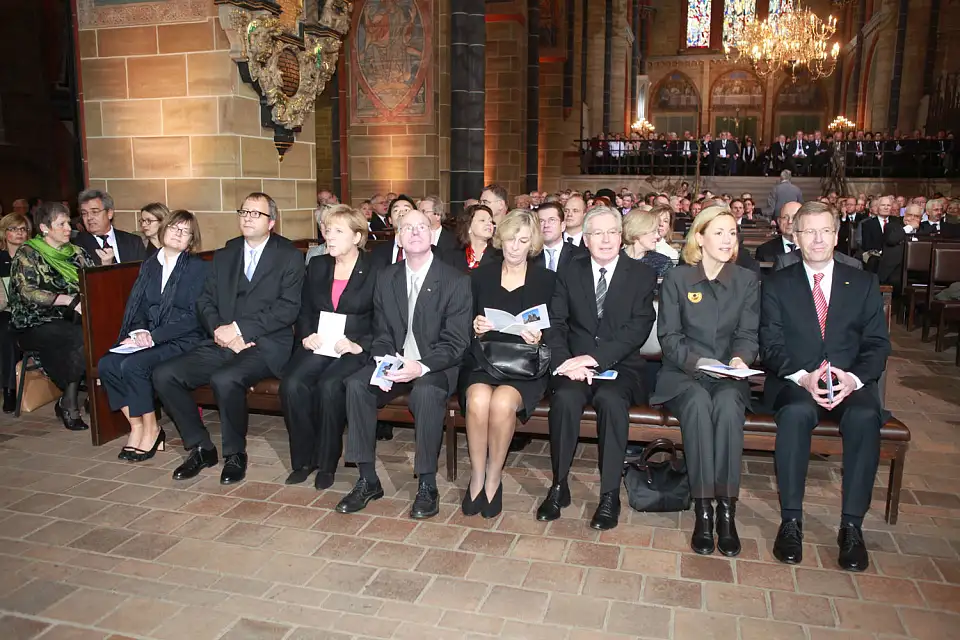 Bundespr&auml;sident Christian Wulff, Bettina Wulff, B&uuml;rgermeister Jens B&ouml;hrnsen, Birgit R&uuml;st, Bundestagspr&auml;sident Norbert Lammert, Bundeskanzlerin Angela Merkel, der Pr&auml;sident des Bundesverfassungsgerichts Dr. Andreas Vo&szlig;kuhle und Eva Vo&szlig;kuhle beim Gottesdienst im Bremer Dom (03.10.2010)