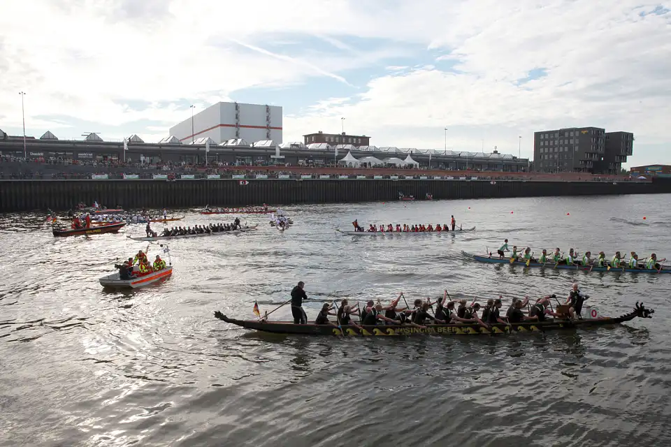Vor dem Start: das Drachenbootrennen im Europahafen (03.10.2010)