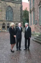 Bürgermeister Jens Böhrnsen, seine Lebensgefährtin Birgit Rüst und Bundestagspräsident Norbert Lammert (03.10.2010)