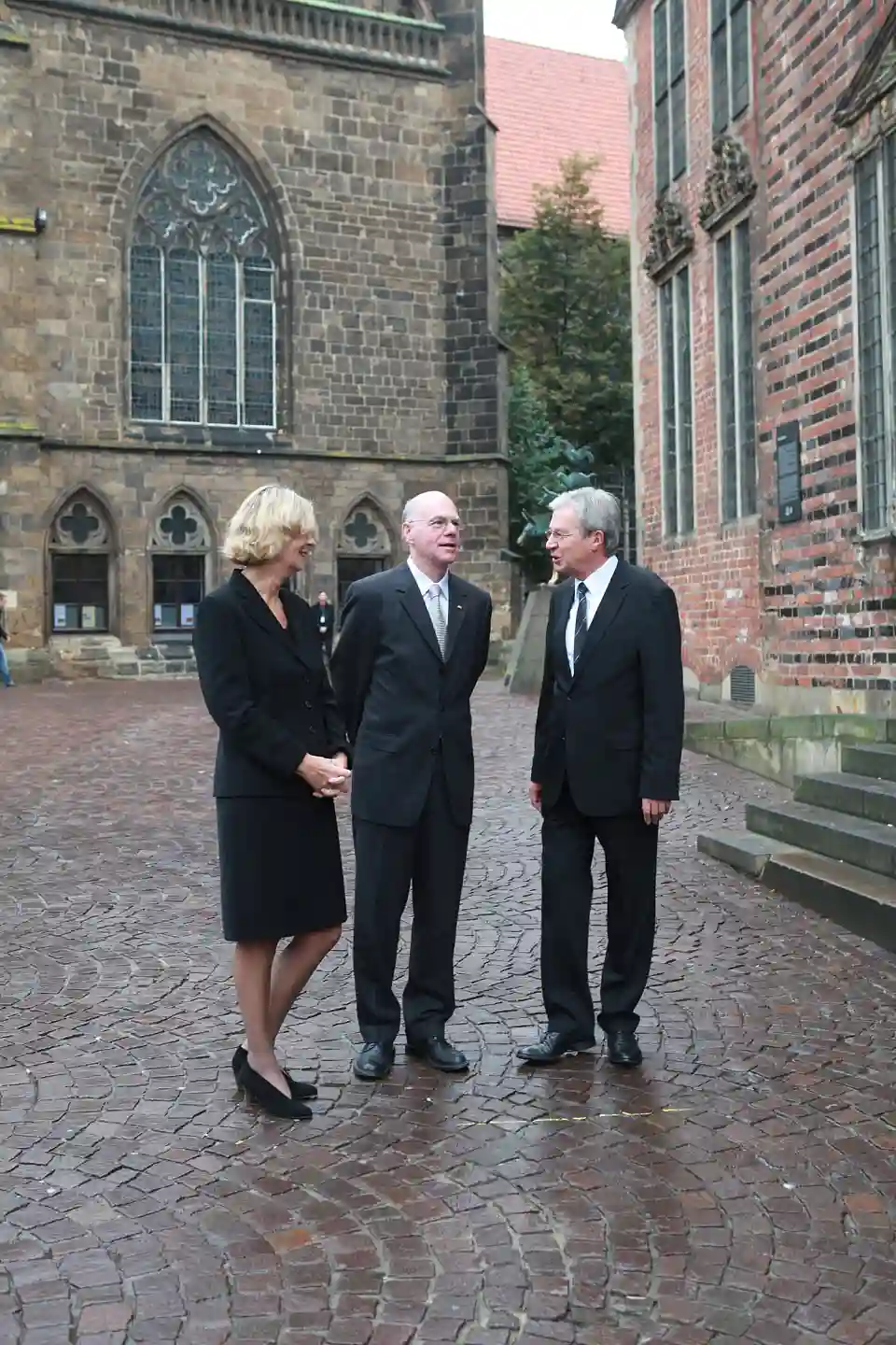 B&uuml;rgermeister Jens B&ouml;hrnsen, seine Lebensgef&auml;hrtin Birgit R&uuml;st und Bundestagspr&auml;sident Norbert Lammert (03.10.2010)