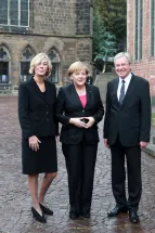 Bürgermeister Jens Böhrnsen, Lebensgefährtin Birgit Rüst und Bundeskanzlerin Angela Merkel nach deren Eintreffen am Rathaus (03.10.2010)