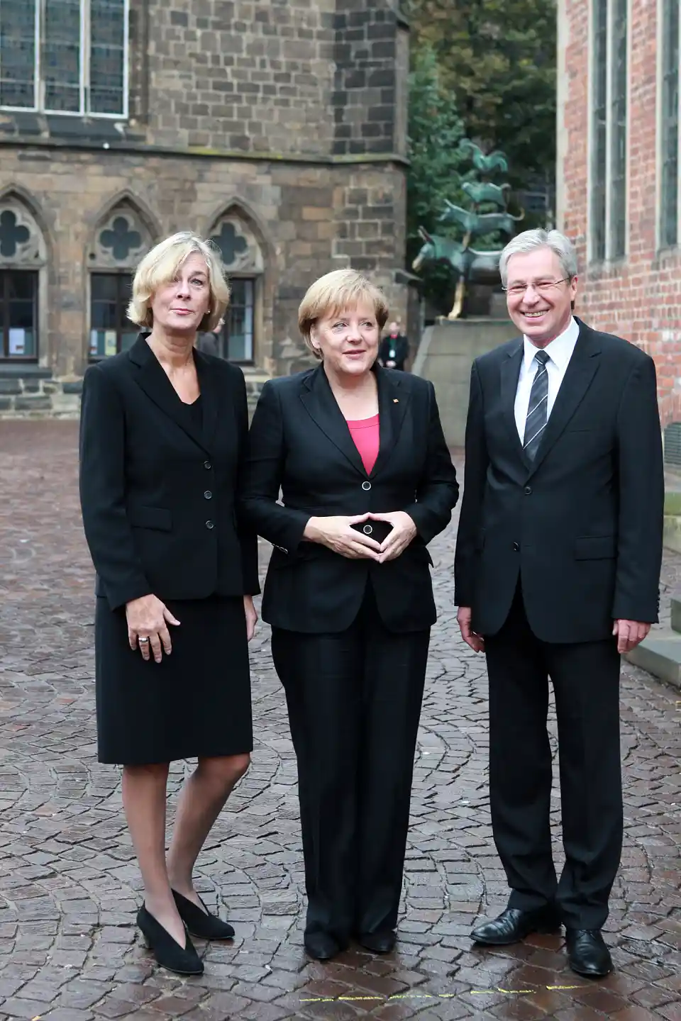B&uuml;rgermeister Jens B&ouml;hrnsen, Lebensgef&auml;hrtin Birgit R&uuml;st und Bundeskanzlerin Angela Merkel nach deren Eintreffen am Rathaus (03.10.2010)