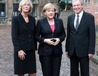 Bürgermeister Jens Böhrnsen, Lebensgefährtin Birgit Rüst und Bundeskanzlerin Angela Merkel nach deren Eintreffen am Rathaus (03.10.2010)