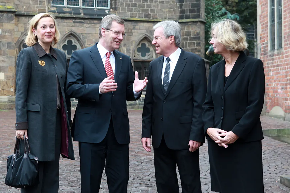 B&uuml;rgermeister Jens B&ouml;hrnsen und Lebensgef&auml;hrtin Birgit R&uuml;st begr&uuml;&szlig;en Bundespr&auml;sident Christian Wulff und dessen Ehefrau Bettina an der Westseite des Bremer Rathauses vor den Bremer Stadtmusikanten (03.10.2010)